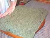 découpe et pose du tissu avec semences
