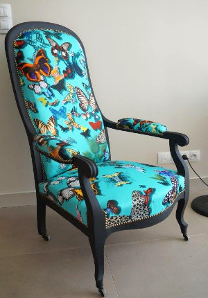 fauteuil voltaire et tissu butterfly parade de christian lacroix vendu par la rime des amtieres