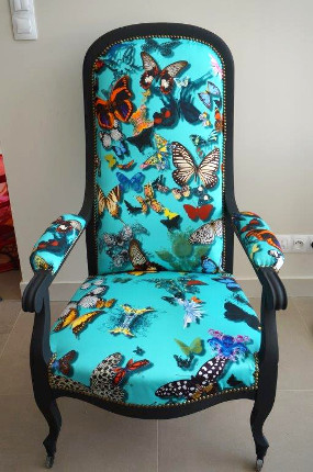 fauteuil voltaire et tissu butterfly parade de christian lacroix vendu par la rime des amtieres