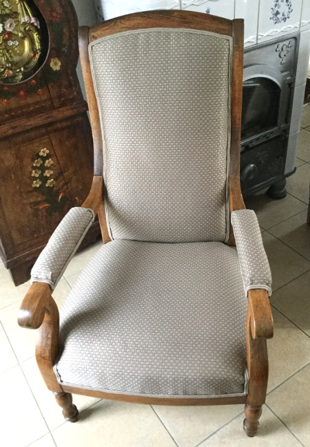 fauteuil voltaire tapisseé avec tissu manhattan faux uni lavable vendu par la rime des matieres