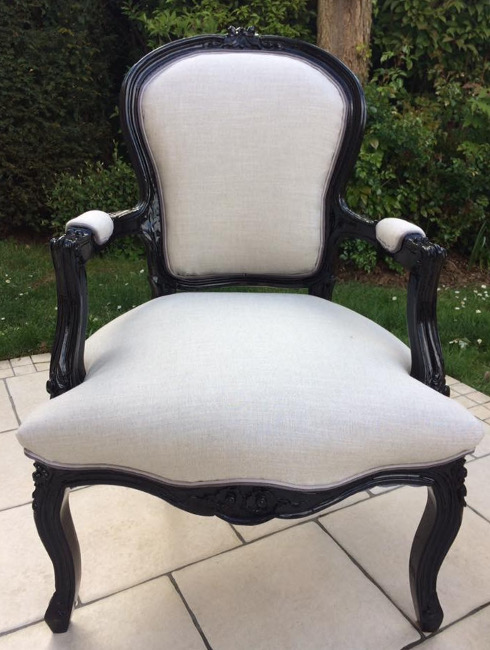 fauteuil cabriolet Louis XV tapiss avec tissu LINDOW coloris linen de chez Clarke & Clarke vendu par la rime des matieres