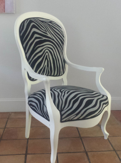 fauteuil louis philippe et tissu zebre de casal vendu par la rime des matieres
