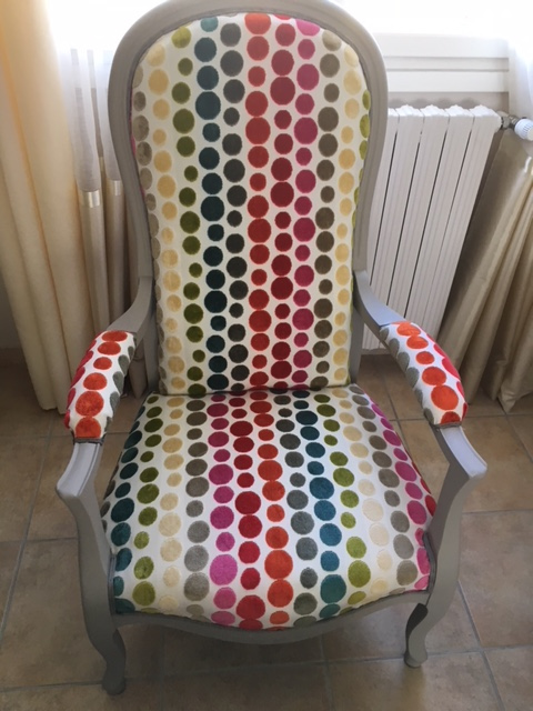 fauteuil voltaire tapiss avec tissu ameublement confettis vendu par la rime des matieres bon plan tissu