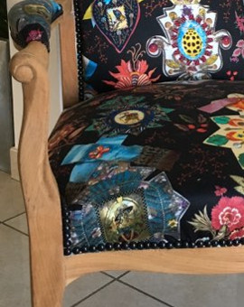 tissu cocarde de Christian Lacroix pour fauteuil Voltaire vendu par la rime des matieres bon plan tissu