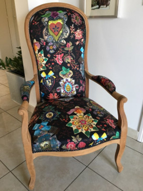 Tissu Cocarde de Christian Lacroix pour fauteuil voltaire vendu par la rime des matieres offre bon plan