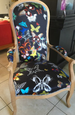 tissu butterfly parade christian lacroix pour fauteuil voltaire vendu par la rime des matieres