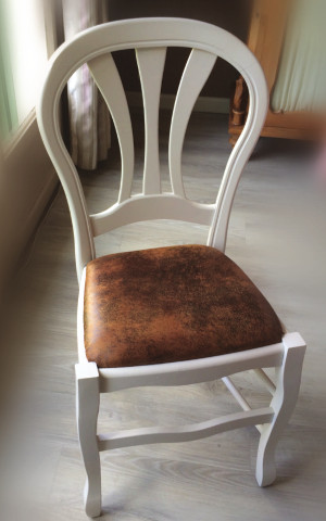 chaise salle  manger en paille relooke avec tissu imitation cuir vieilli lavable endu par la rime des matieres bon plan