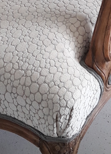 fauteuil Louis XV et tissu belize aquaclean anti-taches et lavable de chez Casal, vendu par la rime des matieres, bon plan tissu