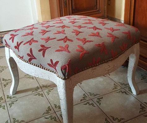 repose pied footstool et tissu Carnavalet de casal, vendu par la rime des matieres, bon plan tissu