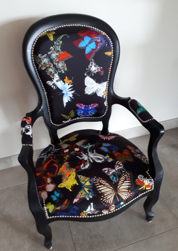 Fauteuil Louis Philippe e tissu papillons Butterfly parade de Christian Lacroix, vendu par la rime des amtieres, bon plan tissu