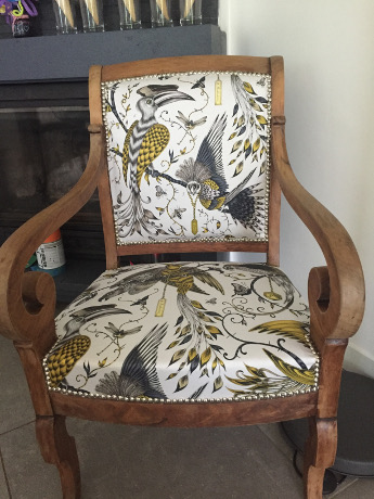 Fauteuil Empire et tissu Audubon vendu par la rime des matieres, bon pan tissu 