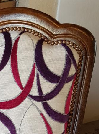 Fauteuil Voltaire et tissu Vermandois motif graphique moderne design, vendu par la rime des matieres, bon plan tissu ameublement pour fauteuil et rideaux et voilages