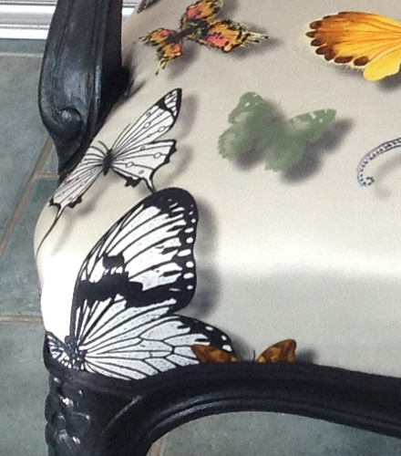 Fauteuil cabriolet Louis XV et tissu Butterfly Parade de Christian Lacroix