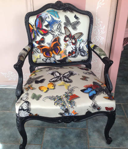 Fauteuil cabriolet Louis XV et tissu Butterfly Parade de Christian Lacroix