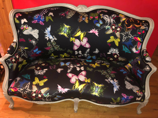 banquette canap louis XV et tissu Butterfly Parade de Christian Lacroix, vendu par la rime des matieres, bon plan tissu frais de port offerts