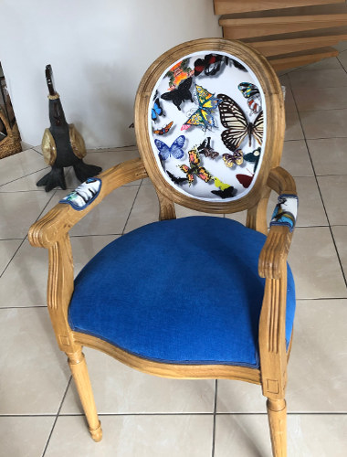 chaises Louis XVI et tissu Butterfly Parade de Christian Lacroix, vendu par la rime des amtieres, bon plan tissu et frais de port offerts