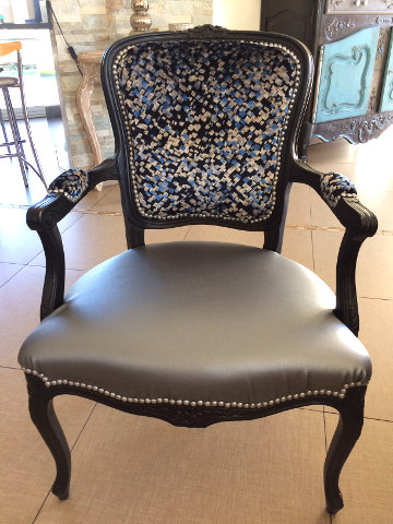 Falda tissu ameublement imprimé graphique design de Osborne & Little pour fauteuil, canapé, rideaux et coussins,  vendu par la rime des matieres bon plan tissu