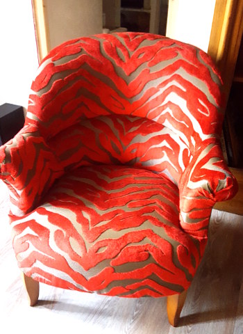 fauteuil crapaud et tissu Maputo motif zbre sur fond mtal, de chez Casal, vendu par la rime des matieres, bon plan tissu