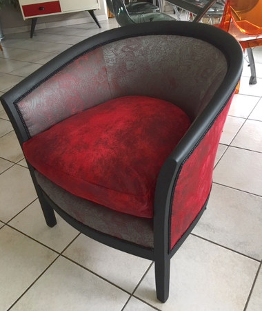 fauteuil tonneau avec tissus Skin nectar de jean-Paul Gaultier et Imitation Cuir Vieilli rubis de Casal