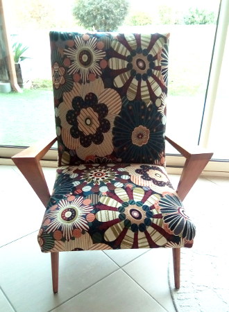 Fauteuil Art Dco et tissu Seventies de Casal, tissu vendu  par la rime des matieres, bon plan et frais de port offerts