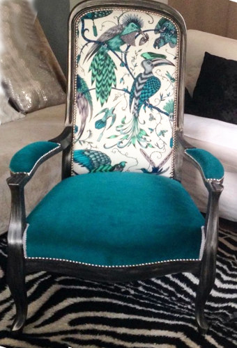 Fauteuil Voltaire et tissu Audubon imprimé jungle tropicale pour chaise, fauteuil, canapé, jeté de lit et rideaux, de Clarke & Clarke, vendu par la rime des matieres, bon plan tissu