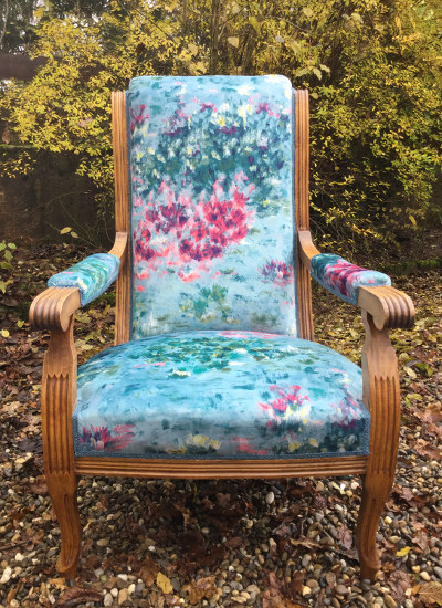 Fauteuil Voltaire et tissu FIORE velours motif floral style aquarelle de Clarke & Clarke