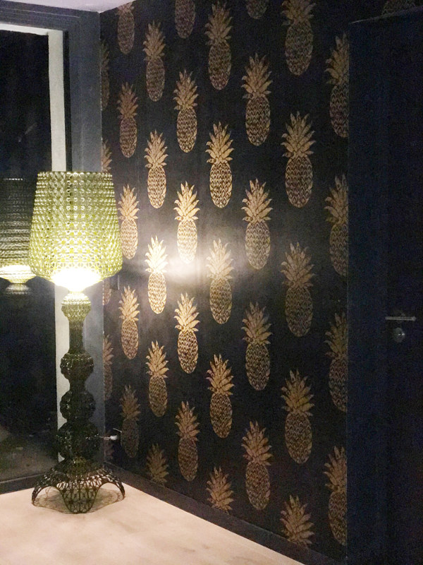 Papier peint lavable TOBAGO motif fantaisie ananas, de Clarke & Clarke, pour entre, salon, pice  vivre, chambre et salle de bain, vendu par la rime des matieres, bon plan papier peint pas cher et frais de port offerts