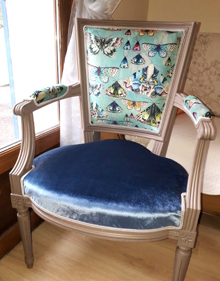 fauteuil Louis 16 et tissus Issoria et Vicenza de Designers Guild, tissus vendu par la rime des matieres