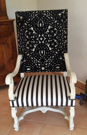 fauteuil style Louis 13 et tissus Paso Doble et Sol y Sombra de Christian Lacroix, tissu vendus  par la rime des matieres, bon plan tissu et frais de port offerts