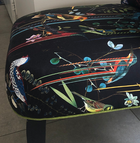 chauffeuse et tissu Birds Sinfonia de Christian Lacroix, tissu motifs oiseaux multicolores vendu par la rime des matieres, bon plan tissu et frais de port offerts