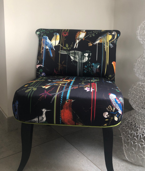 chauffeuse et tissu Birds Sinfonia de Christian Lacroix, tissu motifs oiseaux multicolores vendu par la rime des matieres, bon plan tissu et frais de port offerts