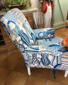 fauteuil anglais et tissu Colioure de Nina Campbell, tissu motif poteries colores vendu par la rime des matieres, bon plan tissu et frais de port offerts