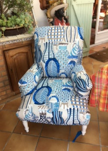 fauteuil anglais et tissu Colioure de Nina Campbell, tissu motif poteries colores vendu par la rime des matieres, bon plan tissu et frais de port offerts