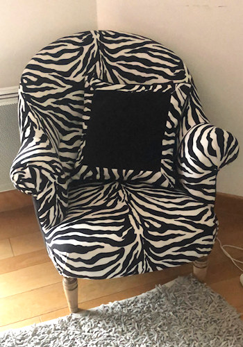 fauteuil crapaud et tissu ameublement Zbra vendu par la rime des matieres, bon plan tissu et frais de port offerts