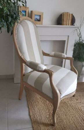 Fauteuil voltaire et tissu Brera Largo larges rayures en lin lavable de chez Designers Guild, tissu vendu par la rime des matieres, bon plan tissu et frais de port offerts