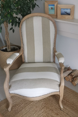 Fauteuil voltaire et tissu Brera Largo larges rayures en lin lavable de chez Designers Guild, tissu vendu par la rime des matieres, bon plan tissu et frais de port offerts