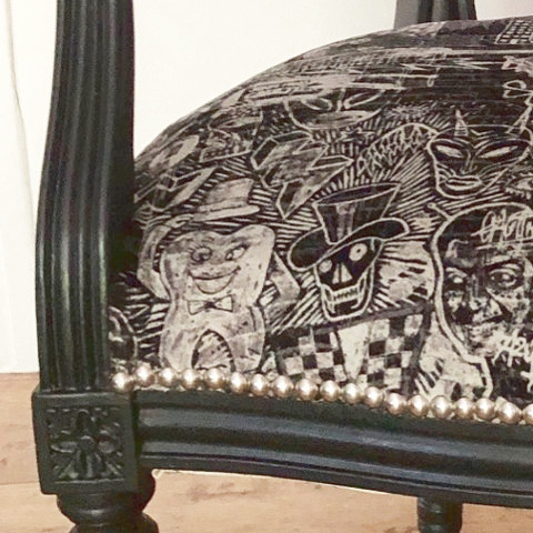 Fauteuil Louis 16 et tissu velours Underground de Jean-Paul Gaultier, tissu vendu par la rime des matieres, bon plan et frais de port offerts