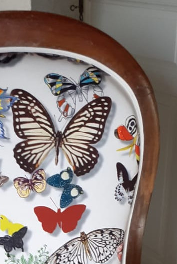 Fauteuil Voltaire et tissu Butterfly Parade, motif papillons multicolores, de Christian Lacroix
