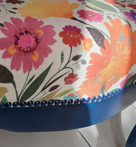 Fauteuil voltaire et tissu velours Ariadne, motif floral , de Clarke & Clarke, tissu vendu par la rime des matieres, bon plan tissu et frais de port offerts