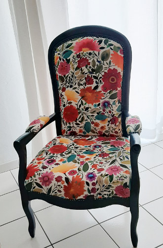 Fauteuil voltaire et tissu velours Kim Parker Ariadne, motif floral , de Clarke & Clarke, tissu vendu par la rime des matieres, bon plan tissu et frais de port offerts