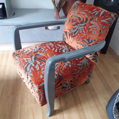 Fauteuil Art Dco avec tissu Jungle de Casal, motif feulles de palmiers en velours sur fond toile, tissu vendu par la rime des matieres, bon plan tissu et frais de port offerts