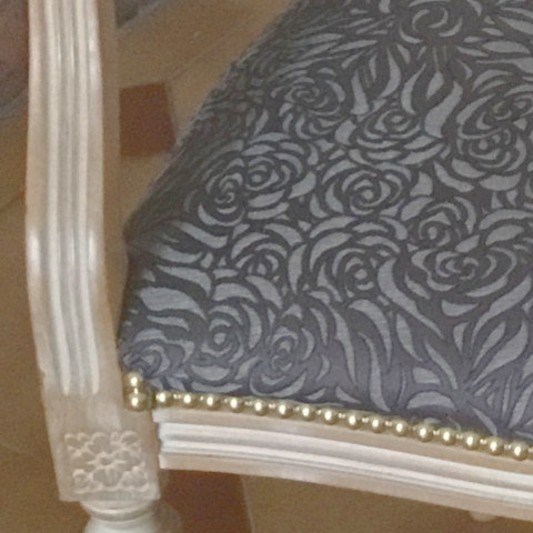 fauteuil cabriolet Louis 16 et tissu Chelsea, tissu lavable et non feu, motif stylisé, tissu vendu par la rime des matieres, bon plan tissu et frais de port offerts