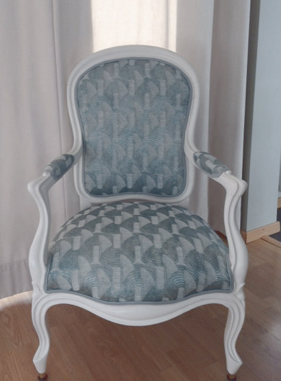 fauteuil Louis Philippe et tissu Lalique design graphique Art Dco, de Casal