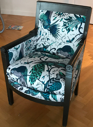fauteuil et tissu AUDUBON motif animalier tropical de Clarke & Clarke, tissu vendu par la rime des matieres, bon plan tissu et frais de port offerts
