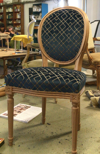 Clark tissu ameublement velours motif Art Déco de Sahco pour fauteuil, canapé, rideaux et coussins,  vendu par la rime des matieres bon plan tissu