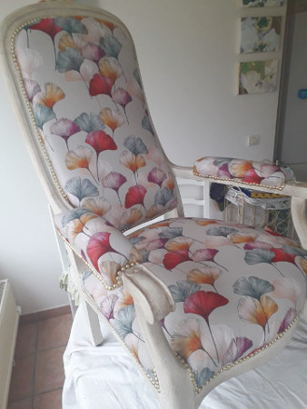 Fauteuil Voltaire et tissu Cline motif feuilles colores de gingko biloba de chez Thvenon, tissu vendu par la rime des matieres, bon plan tissu et frais de port offerts