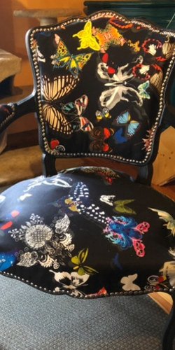 Fauteuil cabriolet et tissu Butterfly Parade motifs papillons de Christian Lacroix, tissu vendu par la rime des matieres, bon plan tissu et frais de port offerts