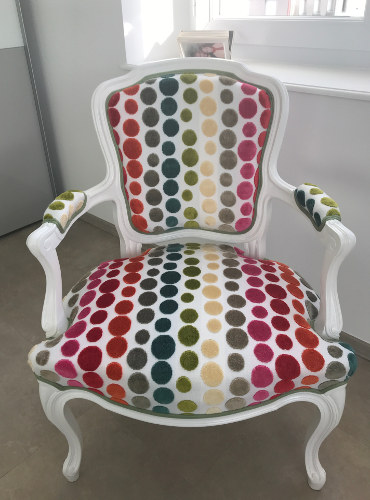 fauteuil Louis Philippe et tissu Confettis motif pois en velours sur fond toile, tissu vendu par la rime des matieres, bon plan tissu et frais de port offerts