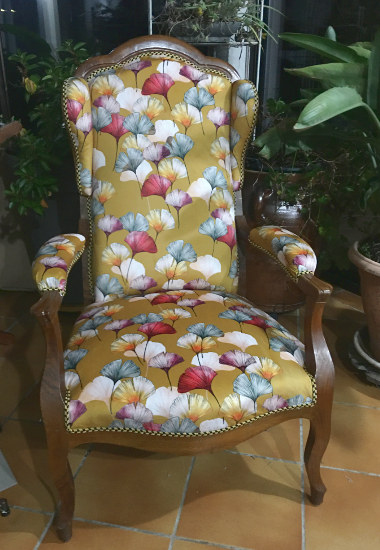 Fauteuil voltaire et tissu Cline Velours lavable et trs rsistant, motif feuilles colores ginkgo biloba, tissu vendu par la rime des matieres, bon plan tissu et frais de port offerts