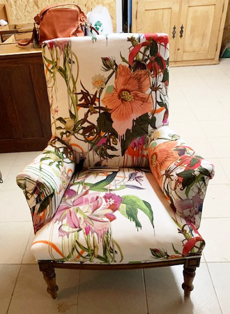 Fauteuil anglais et tissu fleuri Orchids Fantasia de Christian Lacroix, tissu vendu par la rime des matieres, bon plan tissu et frais de port offerts